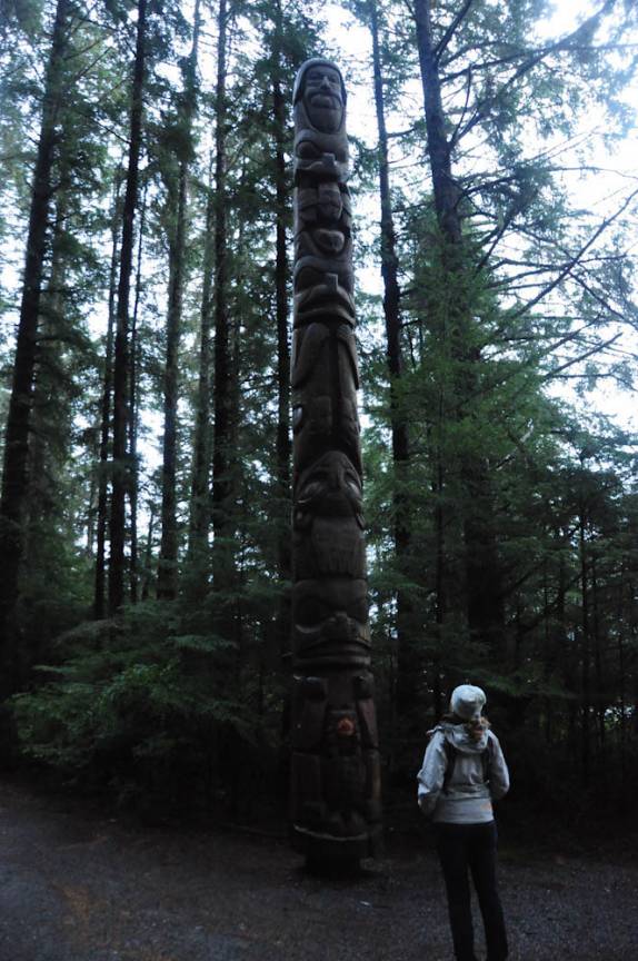 Observando de perto um dos muitos totens em parque de Sitka, no sudeste do Alaska